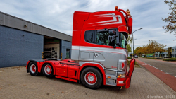 20251019-Tom-Holding-00154